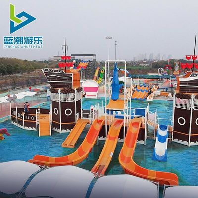 Familie Kinder benutzten große Glasfaser Rutschen Piratenboot Wasserpark Haus